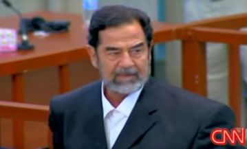 Saddam Hussein v zemi, kterou USA rozvrátily a lid pozabíjely!